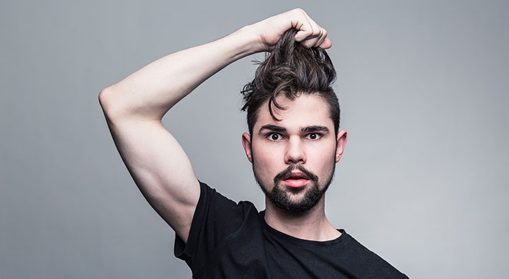 Mann mit vollem Haar nach Haartransplantation