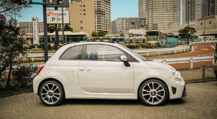 Fiat 500 am Straßenrand