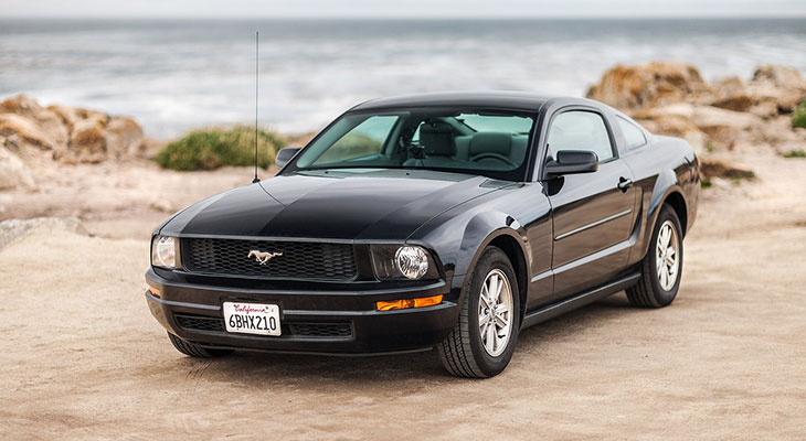 Ford Mustang am Wasser