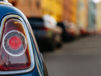 Auto parkt am Strassenrand